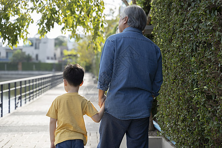 爷爷和孙子街边散步图片