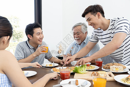 一家人围着桌子吃饭图片