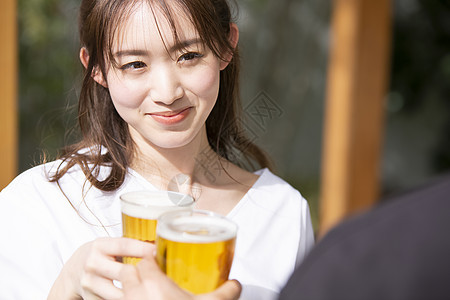 年轻夫妇喝啤酒图片