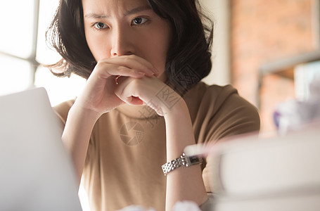 焦急苦恼的商务女性图片