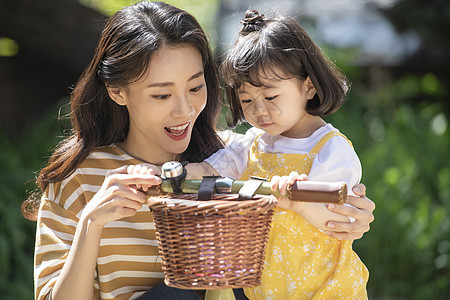 在家照顾小宝贝的年轻妈妈图片