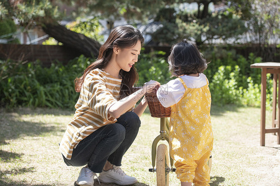 居家的小宝贝和年轻妈妈图片