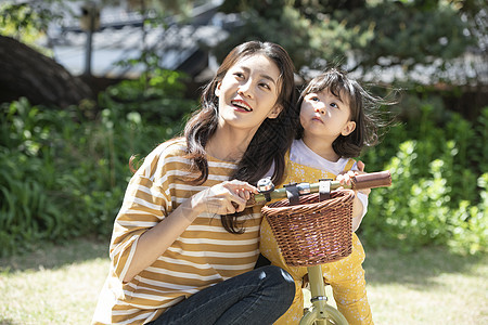 居家的小宝贝和年轻妈妈图片