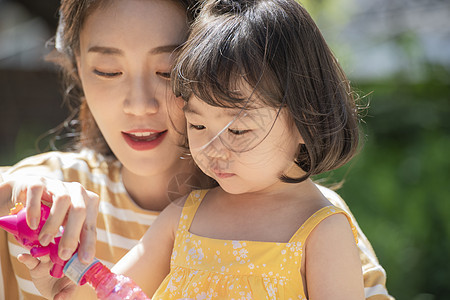 居家的小宝贝和年轻妈妈图片