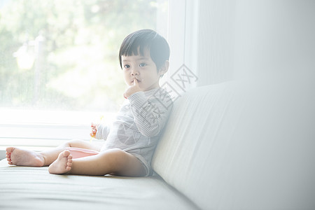 居家的可爱小朋友和年轻妈妈图片