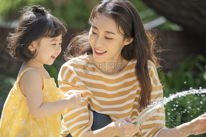 户外玩水的妈妈和女儿图片