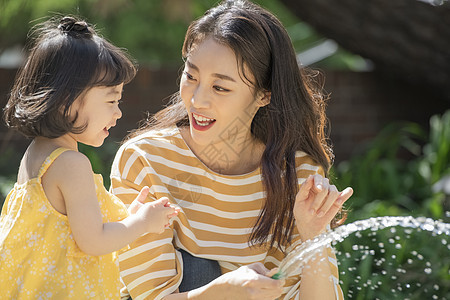 户外玩水的妈妈和女儿图片