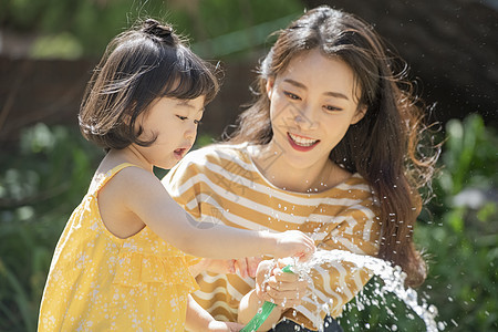 夏天户外玩水的母女俩图片