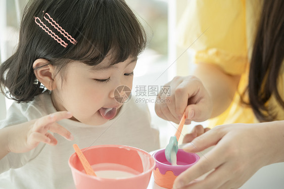 喝酸奶的小女孩图片