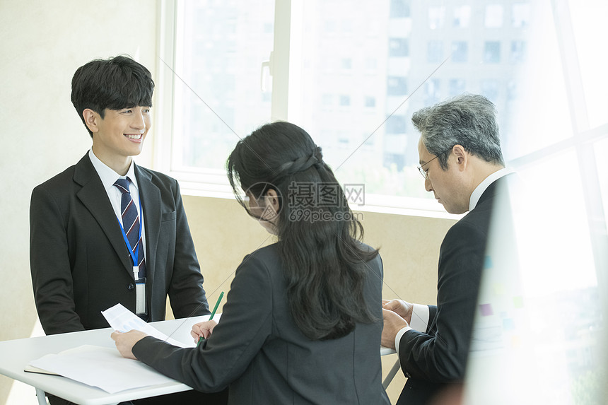 青年男性求职面试图片