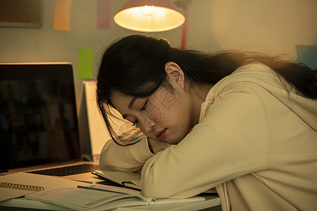 深夜复习功课疲惫的女大学生图片