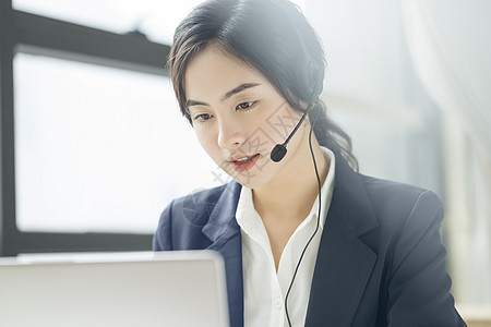 带着耳麦的女性客服图片