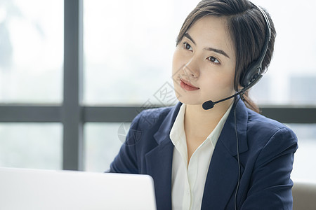 带着耳麦的女性客服图片