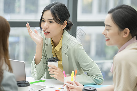 办公室交谈的商务女性图片