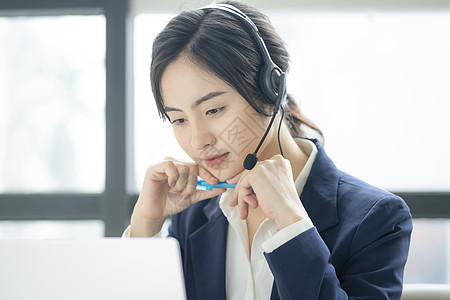 带着耳麦的女性客服图片