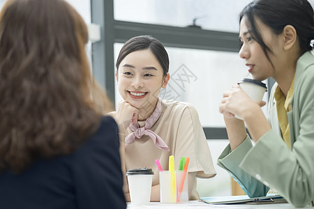 办公室交谈工作的商务女性图片