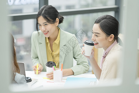 办公室交谈的商务女性图片