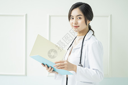 看资料女医生拿着文件的年轻女医生背景