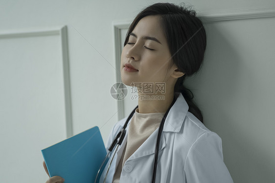 烦躁苦恼的女性医生图片