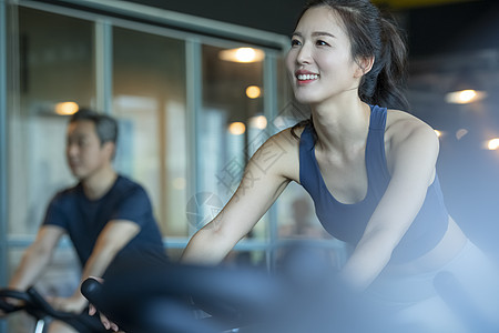 拜仁公布欧冠对巴黎名单：凯恩领衔，迪亚斯、奥利塞在列