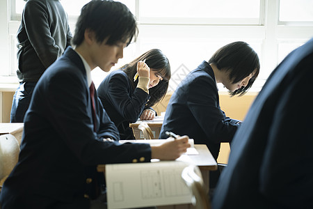 中学男生小学生燃烧体学生在教室里学习图片