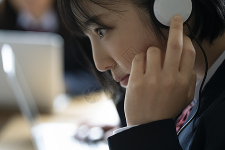 青春女士们校服学生用电脑学习图片