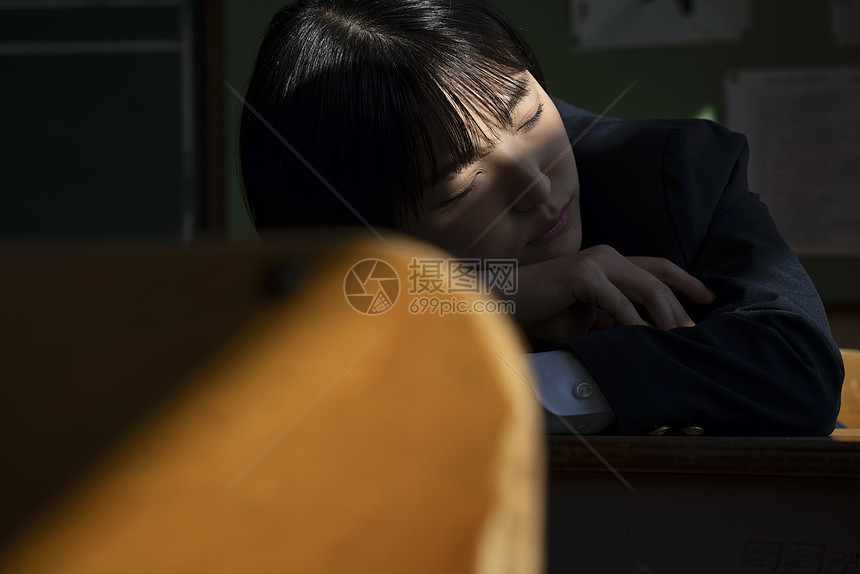 教室阳光下休息睡觉的高中女生图片