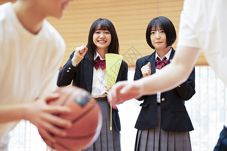 篮球场边为打篮球男生加油的女同学图片
