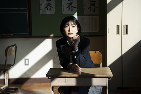 教室里的日系高中女生图片