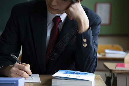 学习的男高中生图片