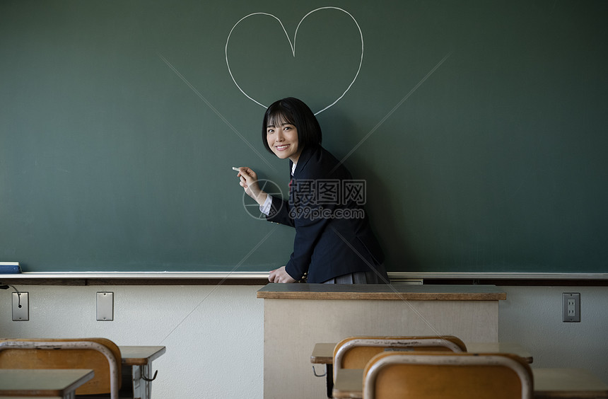 教室认真上课的高中生男女同学图片