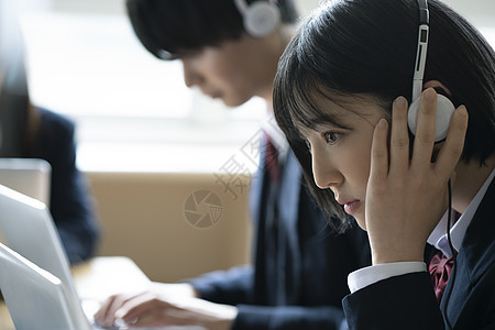 高中女生学生用电脑学习图片