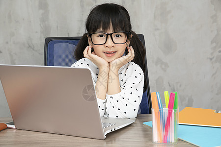 小朋友健康微笑女孩学习家庭学习在线课程小学生图片