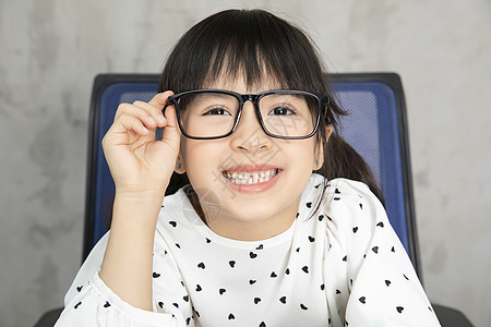 可爱的小女孩戴着黑框眼镜图片