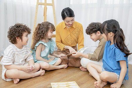 老师带着孩子们一起上课学习图片