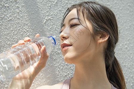 户外运动喝水休息的青年女子图片