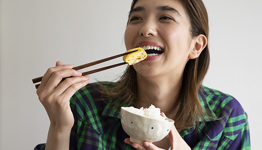 用餐吃饭的青年女子图片