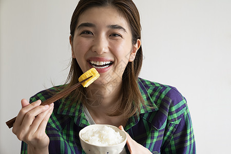 用餐吃饭的青年女子图片