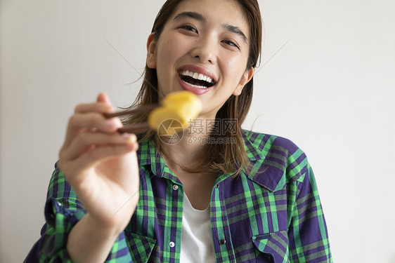 用餐吃饭的青年女子图片