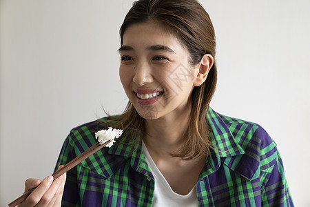 用餐吃饭的青年女子图片