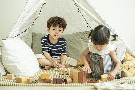 露营一起玩耍的小朋友幸福高清图片素材
