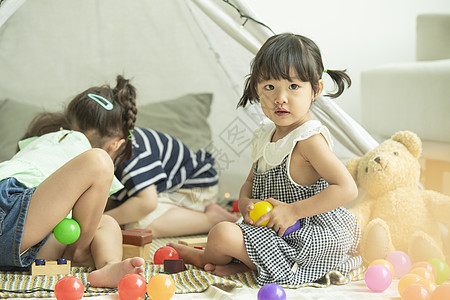 微笑的小女孩幼稚高清图片素材