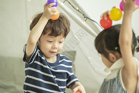 举着泡泡球玩耍的小朋友笑高清图片素材