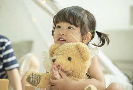 抱着玩具熊的小女孩图片