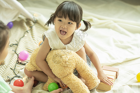 抱着玩具熊的小女孩发育高清图片素材