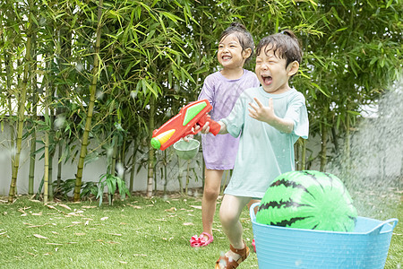 院子里玩水的孩子们图片