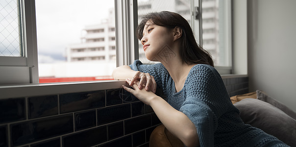 安逸生活的居家女孩图片