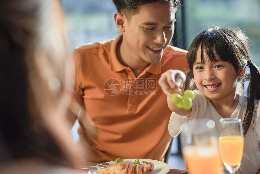 一家人其乐融融的在餐桌上吃饭图片