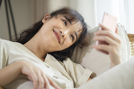 拿着手机视频通话的年轻女子图片