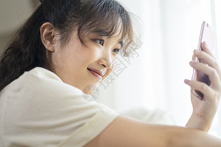 拿着手机视频通话的年轻女子图片